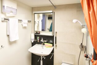 Einzelbadezimmer, Dusche, Lavabo mit Handtücher und Toilette/WC